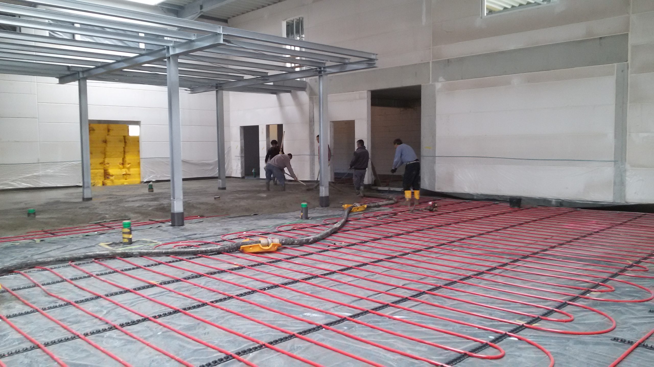 Betonarbeiten auf einer Fläche mit Fußbodenheizung
