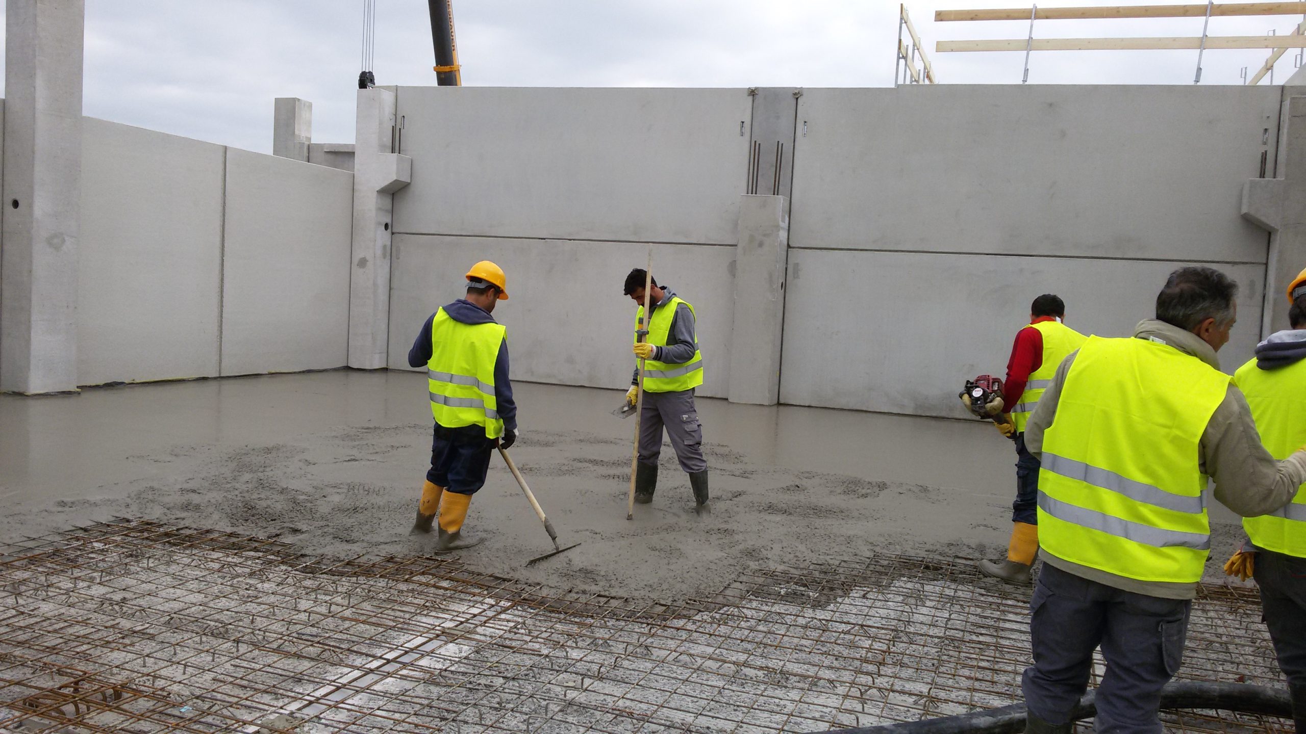 K&H Team beim Einbau von Frischbeton