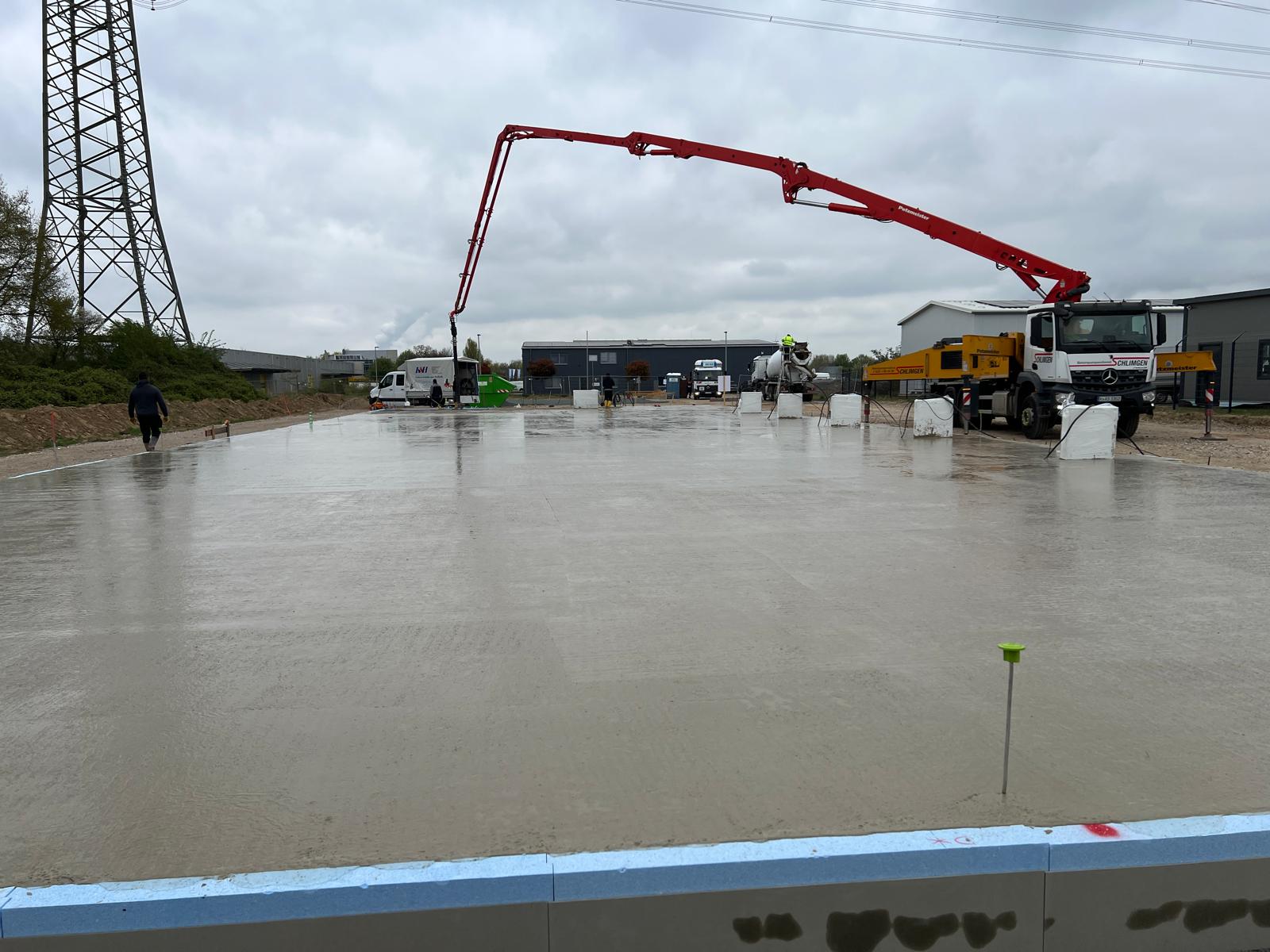 Betonieren – Betoneinbau mit Betonpumpe auf der Baustelle