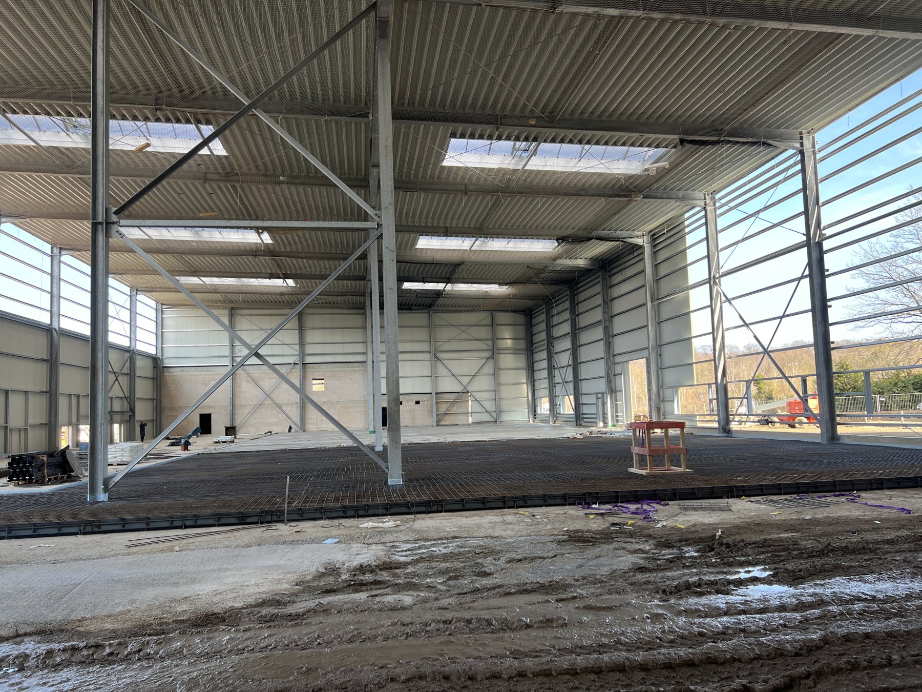 Fugenschienen: Verlegung entlang der Betonfläche