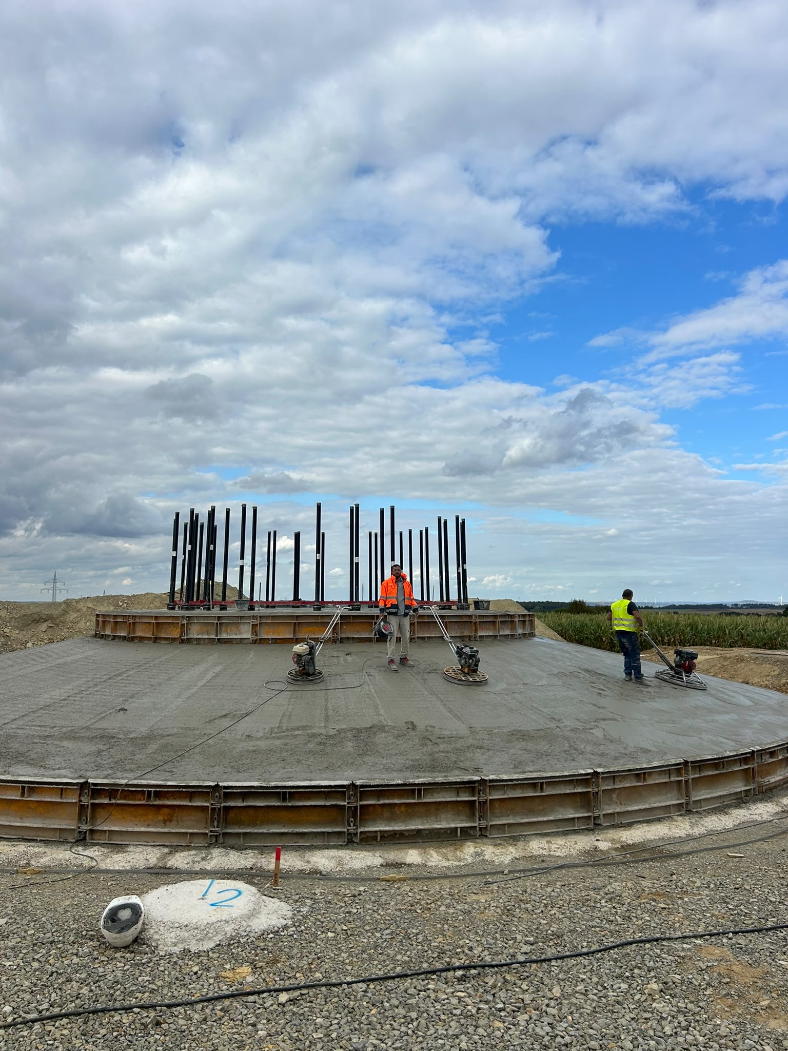 Maschinelles Glätten des Betonfundaments einer Windkraftanlage
