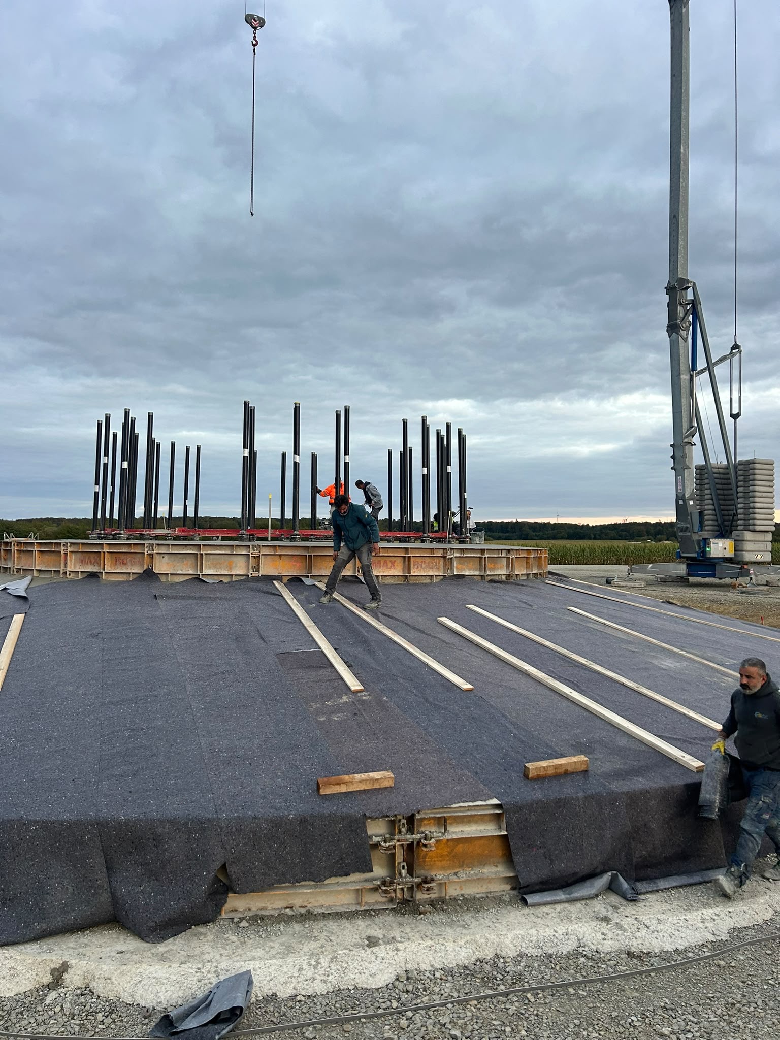 Nachbehandlung des Windkraftfundaments mit Schutzvlies