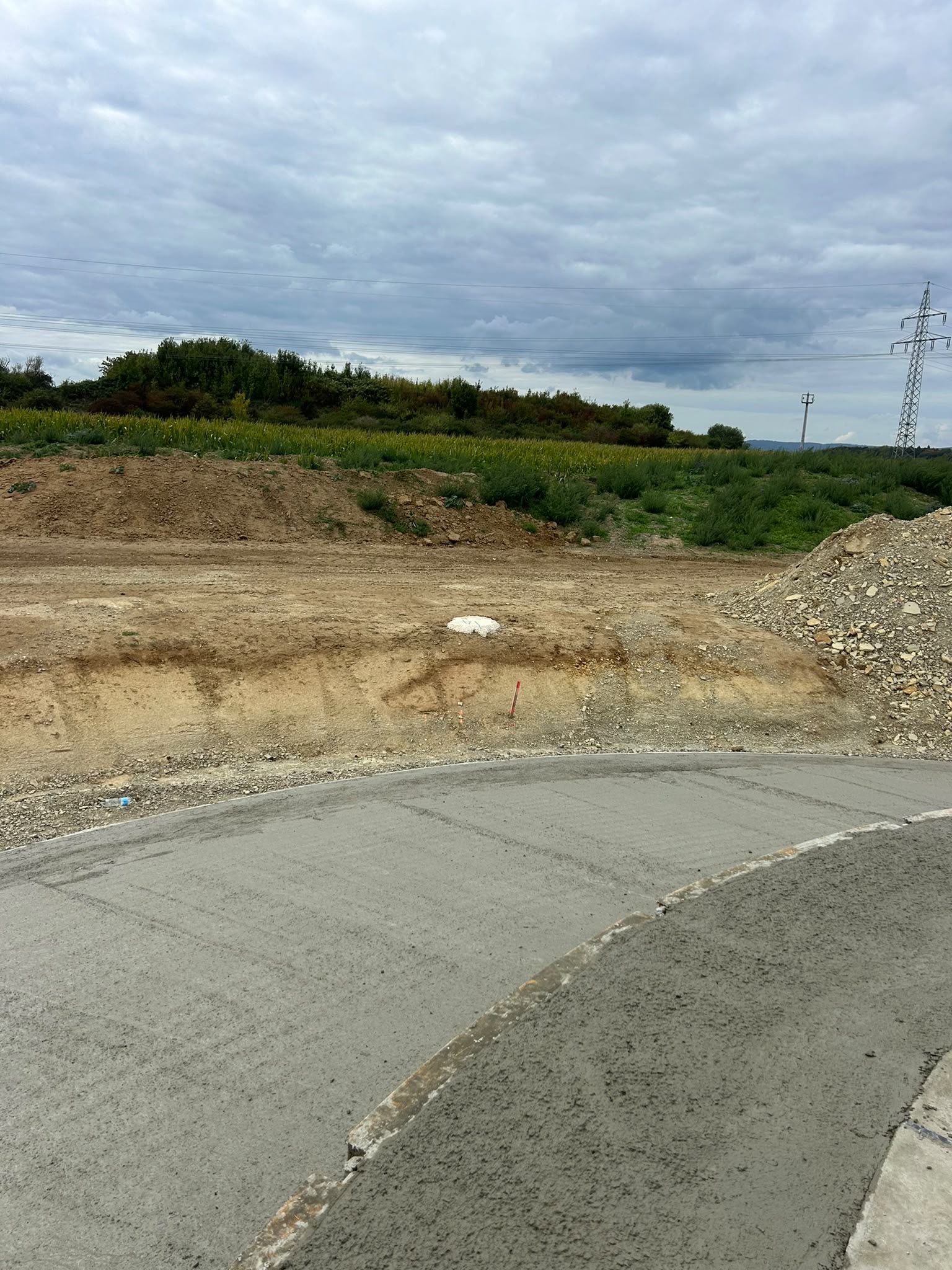 Frisch bearbeitete Betonoberfläche am Windkraftfundament