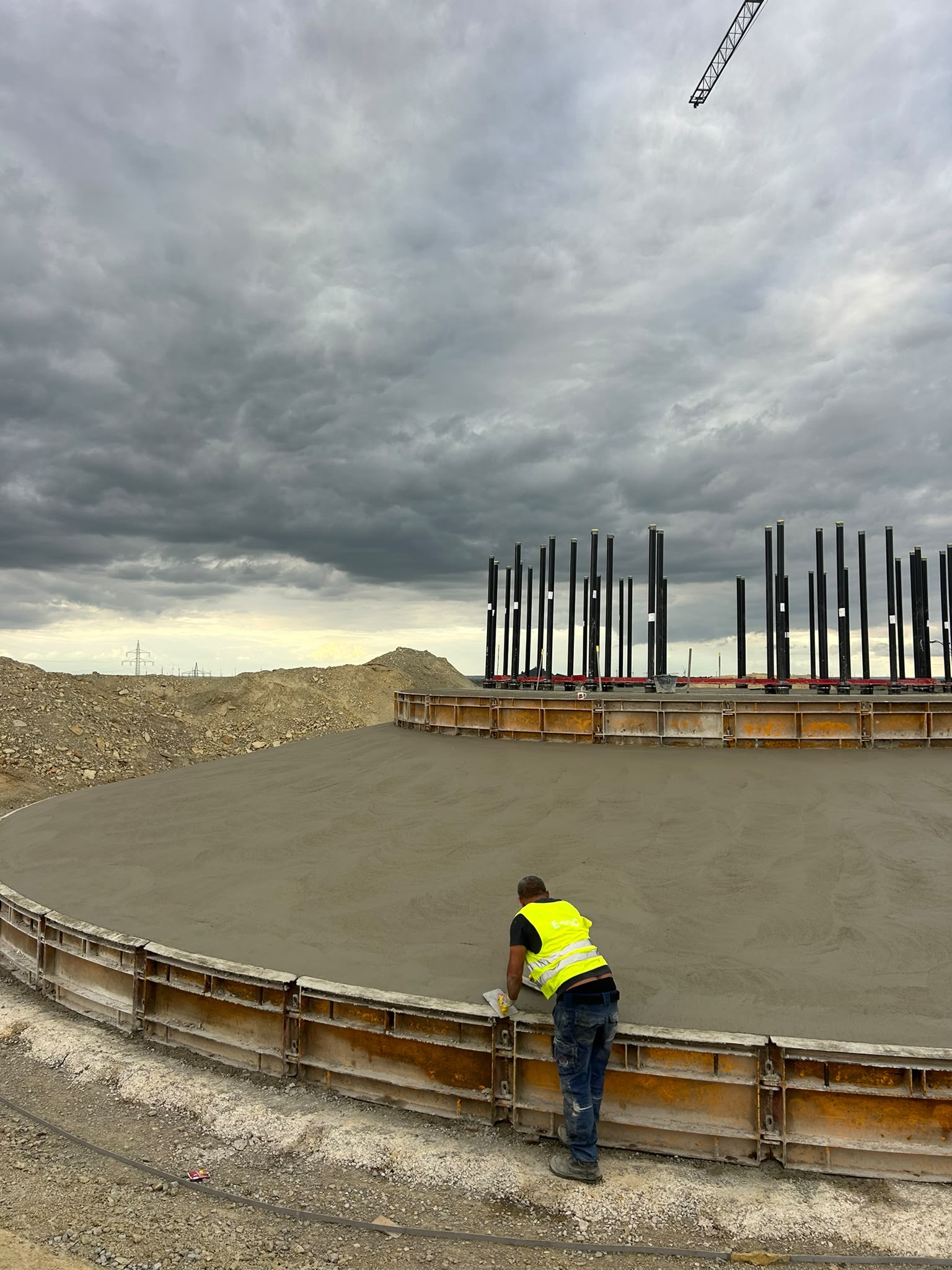 Manuelle Randbearbeitung am Fundament einer Windkraftanlage