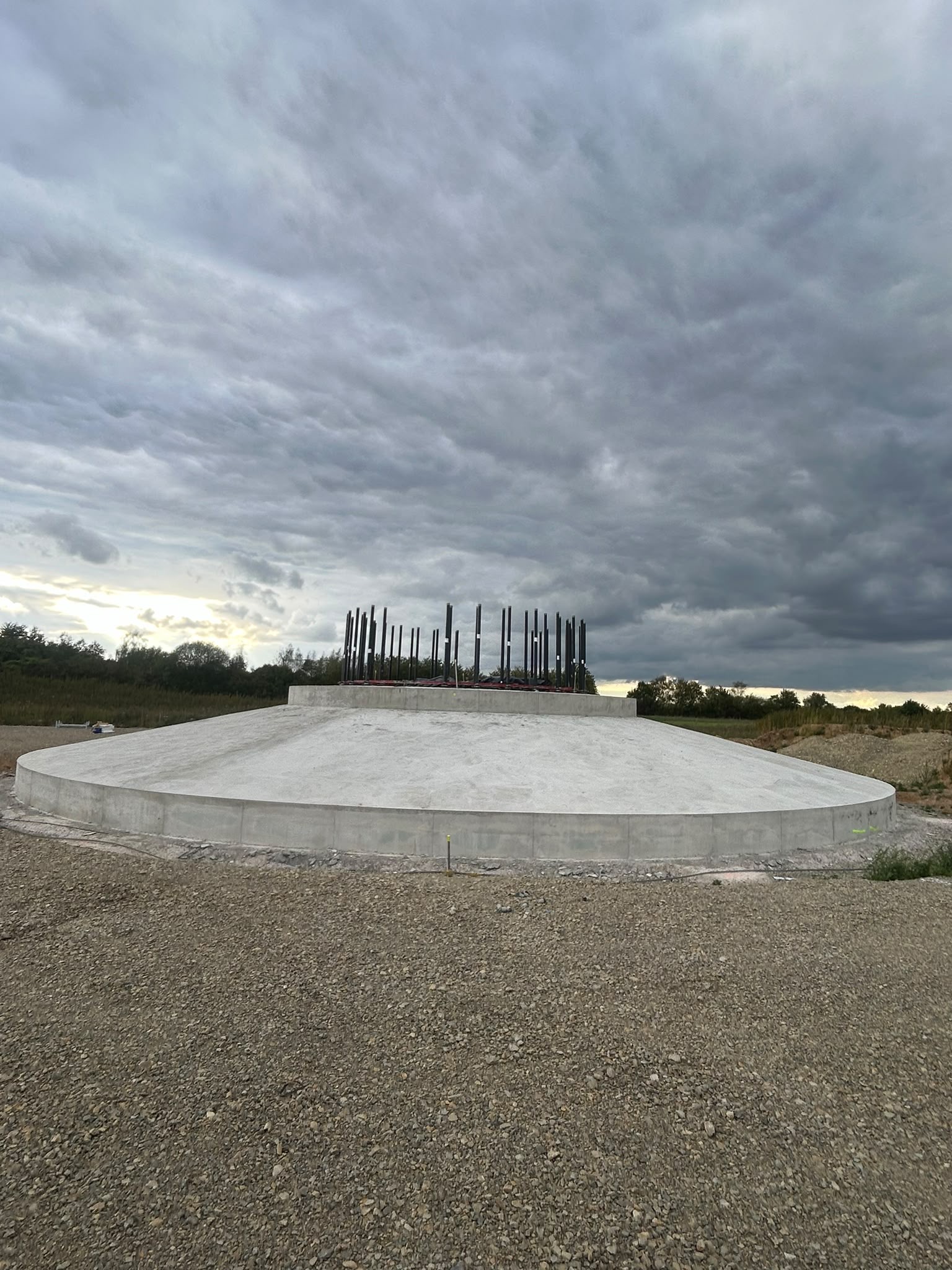 Fertiggestelltes Betonfundament einer Windkraftanlage